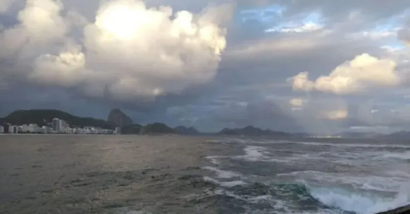 Segundo informações do Sistema Alerta Rio, na segunda-feira (17), não tem previsão de chuva e a temperatura máxima é de 32ºC