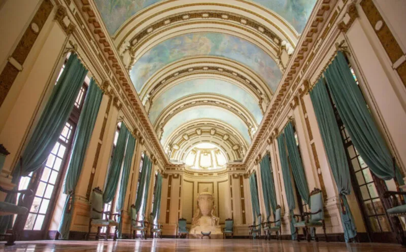 Os guias são estagiários dos cursos de História, Ciências Sociais e Relações Internacionais, sendo possível, ainda, realizar a visita guiada em inglês
