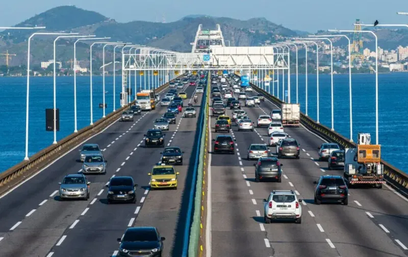 O dia de maior movimento será a quinta-feira, quando cerca de 80 mil veículos seguirão para Niterói e cidades da Região dos Lagos