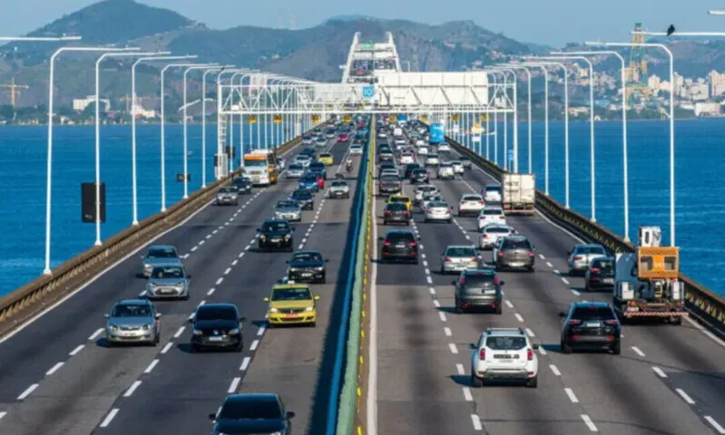 A ponte Rio-Niterói apresentava fluxo intenso no sentido Niterói, por volta das 17h20
