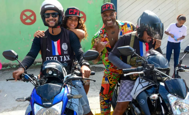 Domitila Barros e Fred Nicácio visitaram o Complexo do Alemão, na Zona Norte do Rio