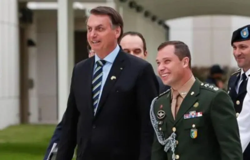 Ao menos dois ajudantes de ordem e seguranças do ex-presidente Jair Bolsonaro acabaram presos