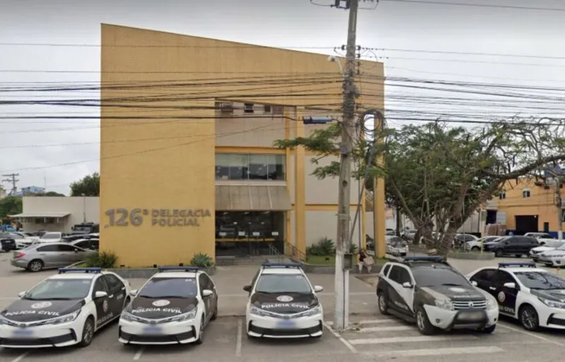 O veículo ficou no local do acidente e os policiais seguiram com os três homens para a 126ª Delegacia de Polícia (Cabo Frio)