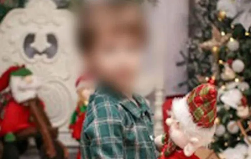 O menino, de 3 anos, foi encontrado, pela mãe dentro do veículo, já desacordado