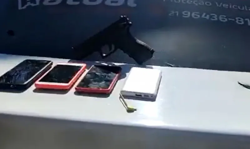 Os policiais apreenderam celulares e uma réplica de pistola, além de recuperarem o carro roubado