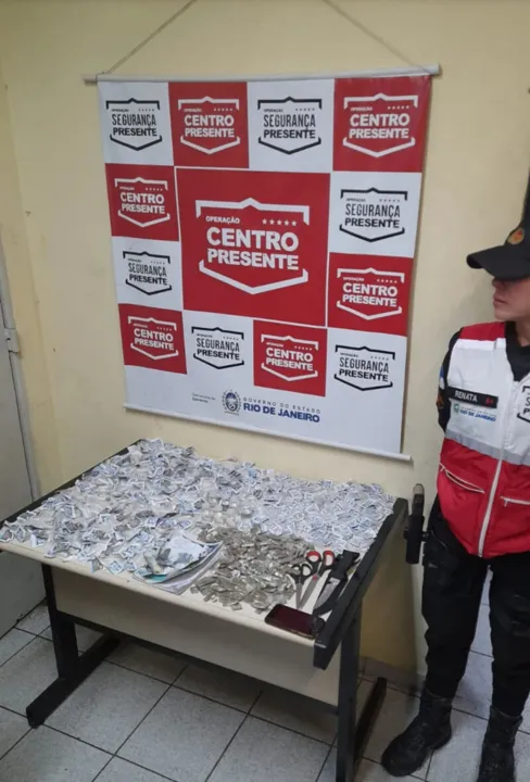 Com o traficante foram encontradas uma faca, um caderno de anotações e uma mochila com 278 papelotes de cocaína, 167 unidades de crack e 159 unidades de maconha