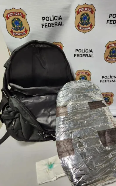 O jovem de 22 anos transportava 2kg de cocaína em uma bagagem de mão