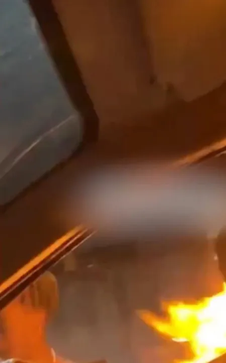 O crime foi registrado em vídeo pelo motorista de um carro, onde o agressor estava