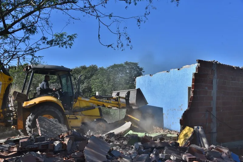 A equipe retirou, com o uso de uma máquina retroescavadeira, os últimos cinco imóveis irregulares que haviam sido construídos no local