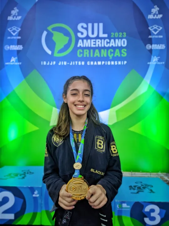 Geovanna Oliveira, mais conhecida como "Geovana Black", de 12 anos, conquistou a medalha de ouro no Campeonato Sul-Americano Kids 2023 da IBJJF/CBJJ, na categoria leve - infantil 3