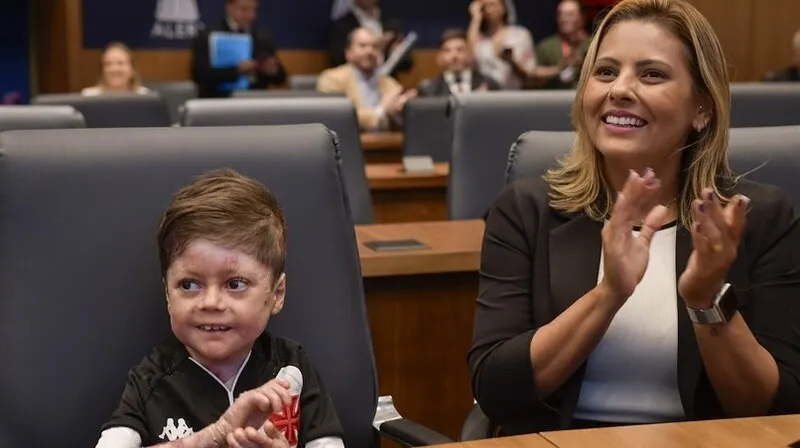 Guilherme Gandra ao lado da mãe Tayane Gandra, na Alerj