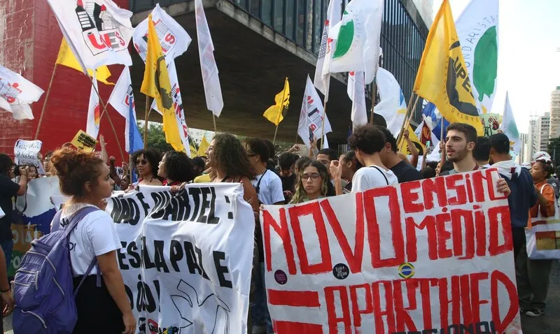 O projeto de lei ocorre após as mudanças no currículo dessa etapa de ensino terem sido criticadas por entidades, estudantes, professores e especialistas