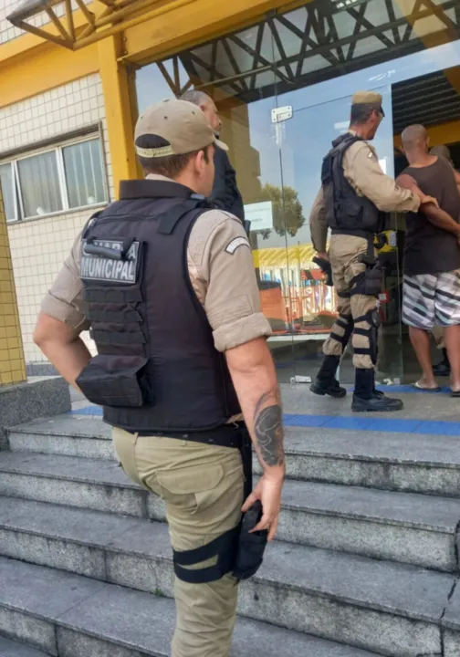 O homem foi preso e levado para a 4ª DP (Avenida Presidente Vargas), onde o caso foi registrado