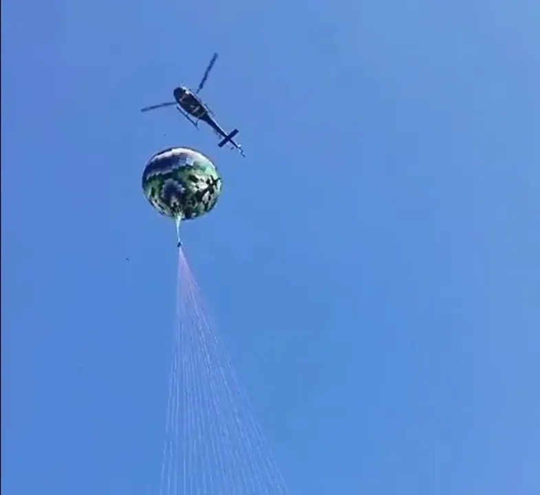 Helicóptero da PM derruba balão que tinha acabado decolar em São Gonçalo
