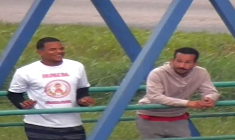 Pedro (sorrindo , à esquerda) conversa com Igor na passarela momentos antes do crime