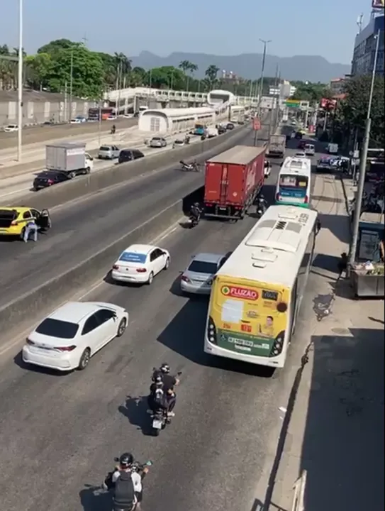 Ocorrência policial provocou o fechamento de duas faixas da pista central da Avenida Brasil