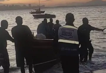 O homem que estava no barco tentou fugir e os agentes atiraram em direção do motor do barco