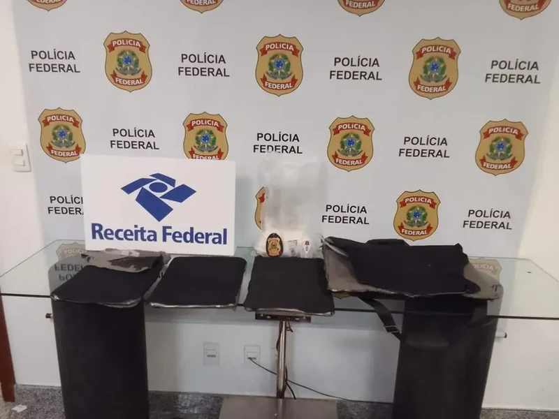 O material entorpecente estava escondido em um fundo falso da bagagem do passageiro