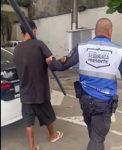 Ele foi detido por agentes do Segurança Presente no momento em que acabava de arrancar a estrutura