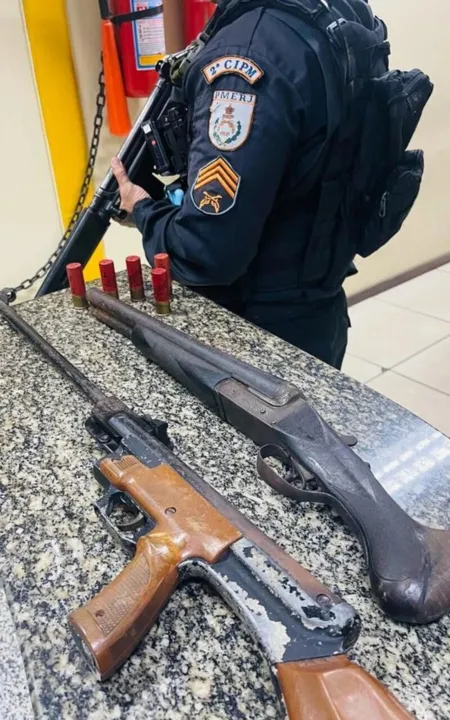 Duas armas foram apreendidas pelos agentes