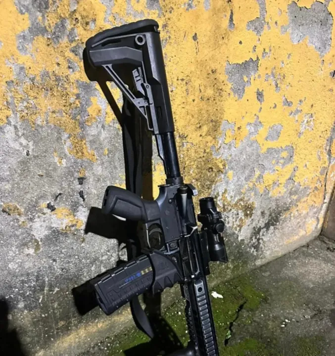Fuzil, pistola e drogas foram apreendidos