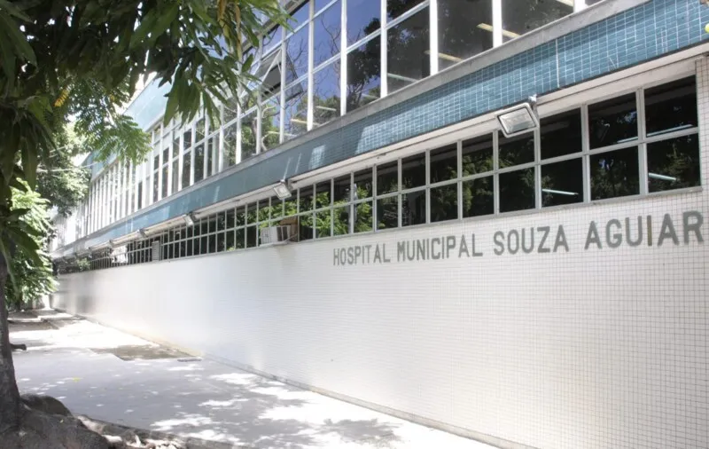Vítima foi levada para Hospital Municipal Souza Aguiar, no Centro