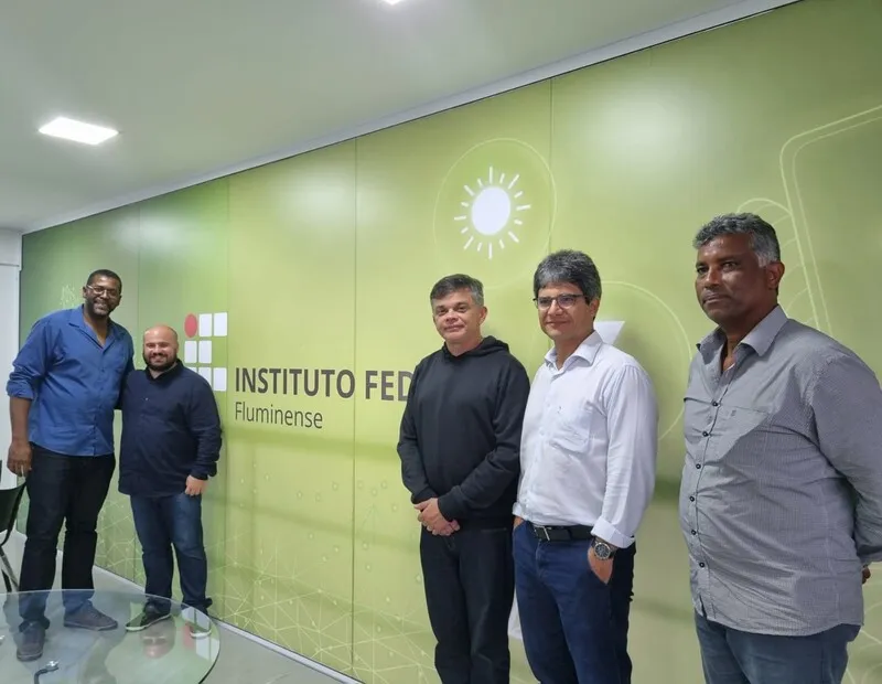 O deputado federal Dimas Gadelha (PT) esteve visitando a instituição ao lado do reitor, Jefferson Manhães de Azevedo, e do diretor geral da unidade, Vicente Oliveira