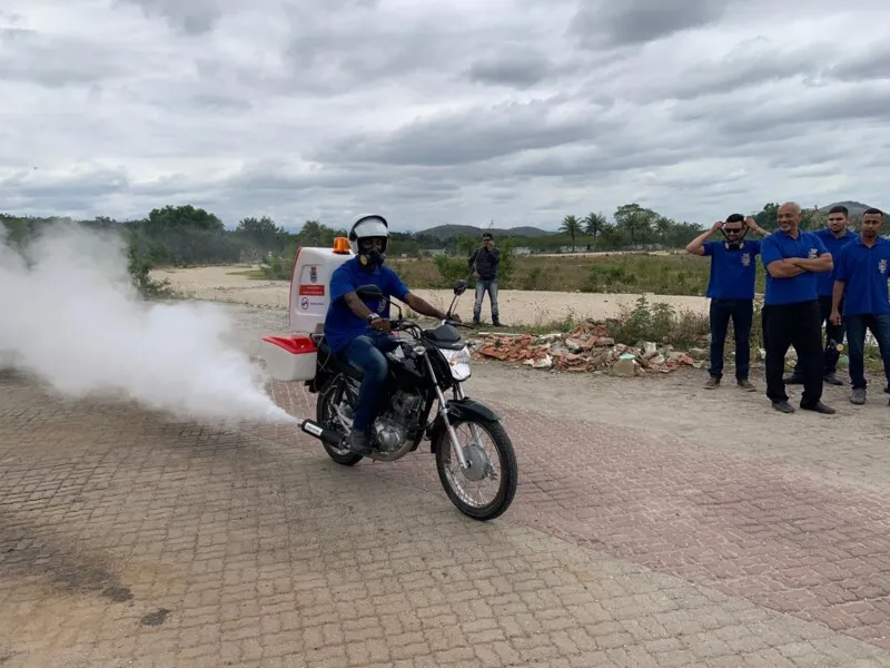 O trabalho é realizado com as motofogs para desinfectar os ambientes contra o coronavírus