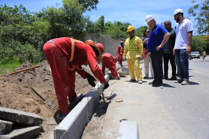 Obras na rotatória de Camboinhas avançam e devem ser entregues em julho
