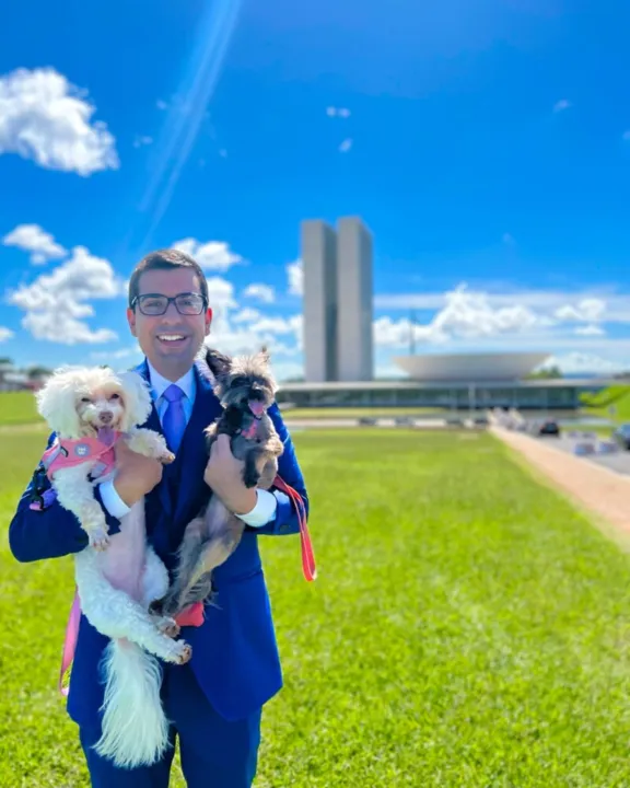 O agora Deputado Federal, Marcelo Queiroz esteve acompanhado de Nikita e Rulfinha, suas filhas de quatro patas