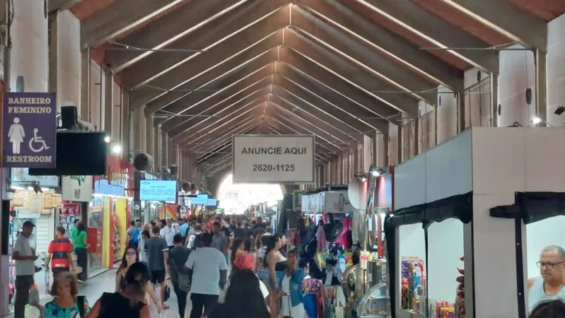 "As pessoas relaxaram, mas o vírus não foi embora, continua aí", afirma passageira no terminal de Niterói