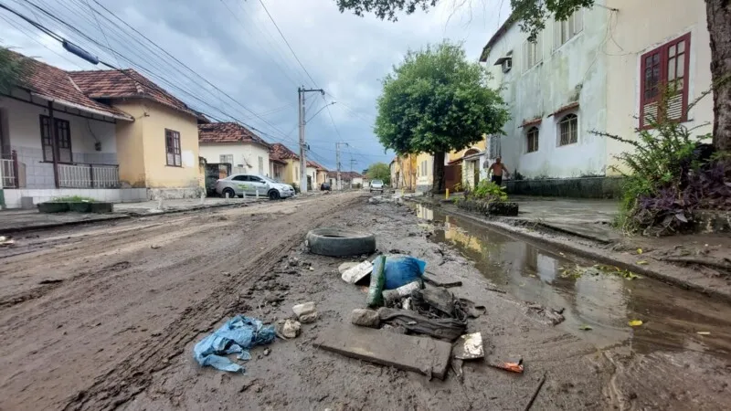 Vizinhos compartilham drama das enchentes na região: "Qualquer chuvinha fica assim, nem precisa ser forte como a de ontem não"