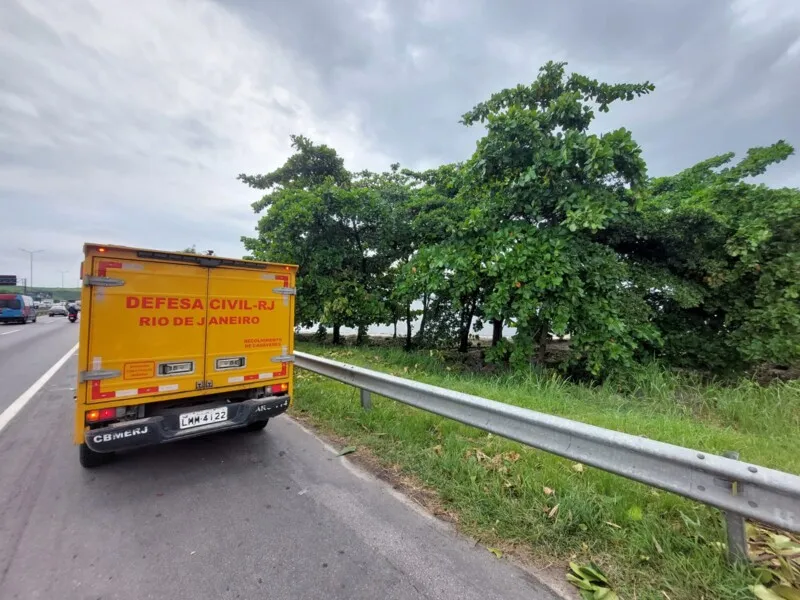Defesa Civil recolheu corpo nas margens da Baía de Guanabara