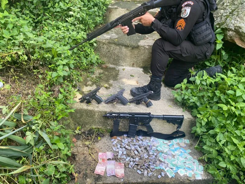 Agentes também apreenderam drogas durante patrulhamento na rua São Januário