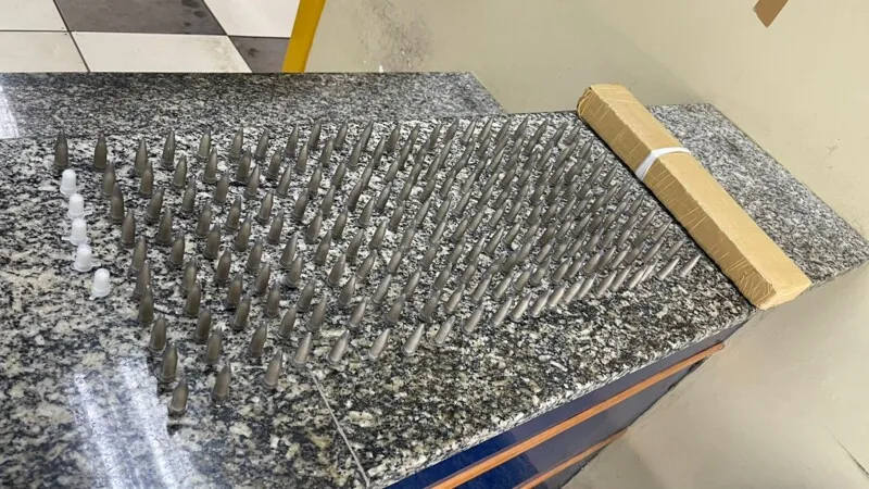 No local foram apreendidos: 216 pinos de pó branco (cocaína), e uma barra de maconha prensada, de aproximadamente 1,3 KG