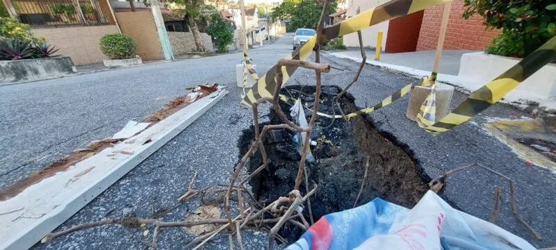 Buraco aberto na Rua Tenente Bráulio, no Mutondo, em São Gonçalo
