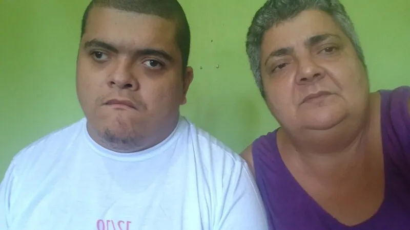 Mãe e filho estão dependendo da ajuda de vizinhos para conseguir insumos e remédios