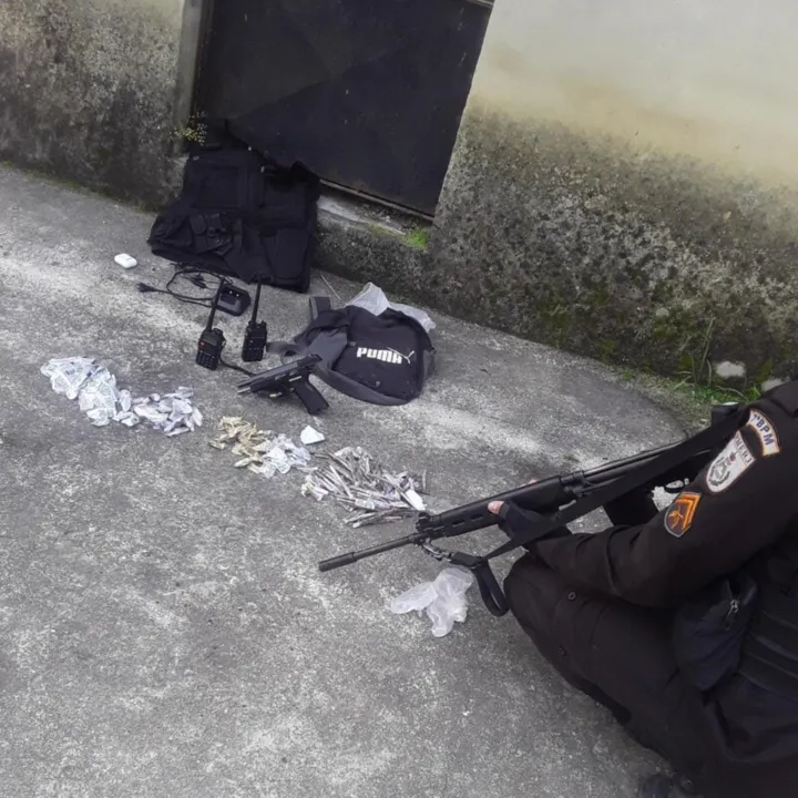 Armas e drogas foram apreendidas