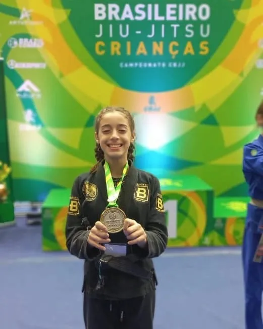 Geovanna Black, de 12 anos, conquistou a medalha de prata no Campeonato Brasileiro de Jiu-Jitsu