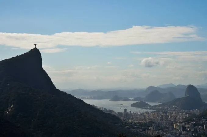 Na Praia do Leblon, o sol forte e o céu limpo atraíram diversos banhistas