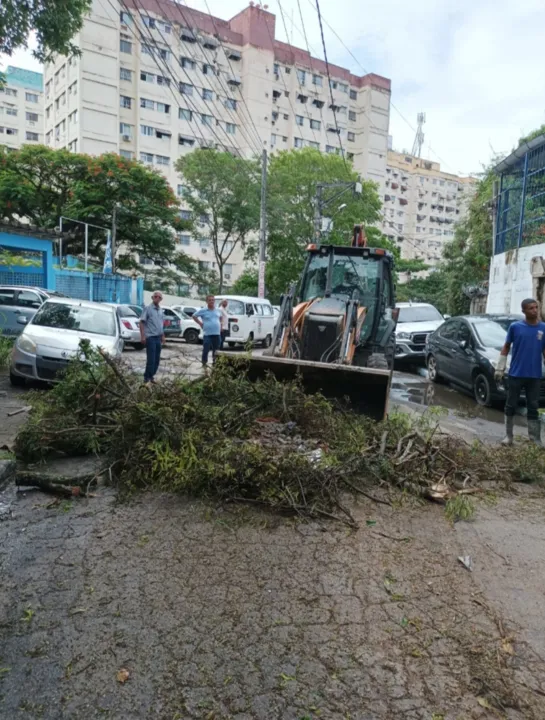 Equipes da Defesa Civil passaram a madrugada nas ruas atendendo aos chamados da população