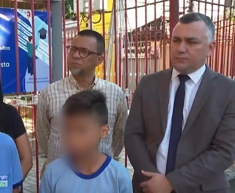 Criança, com o pai e o advogado