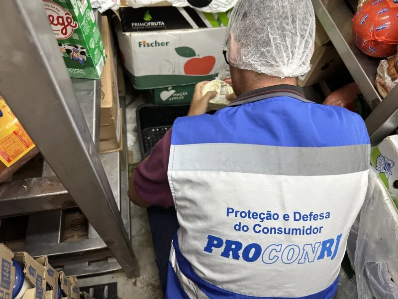 Três responsáveis foram levados pelos policiais civis à Decon para prestar esclarecimentos