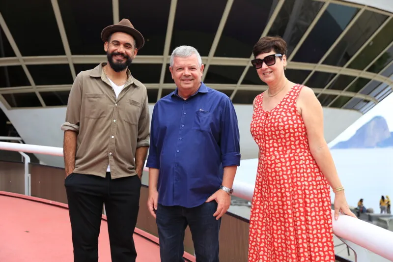 Muralista famoso mundialmente e Axel Grael assinaram livro de ouro, que reúne assinaturas de personalidades que visitaram o museu