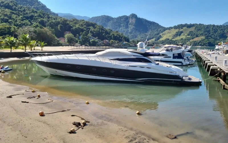 Com a apreensão, o barco será retido na marina onde está atracado e poderá ser levado a leilão