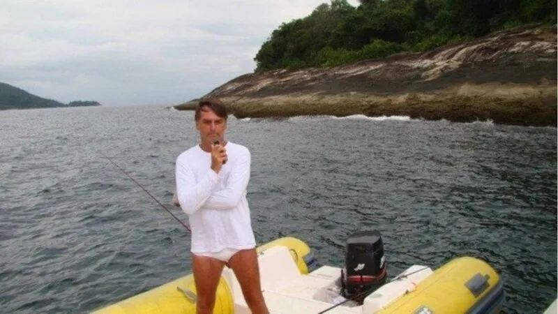 Bolsonaro foi flagrado em 25 de janeiro de 2012 em um bote dentro da Estação Ecológica de Tamoios, em Angra