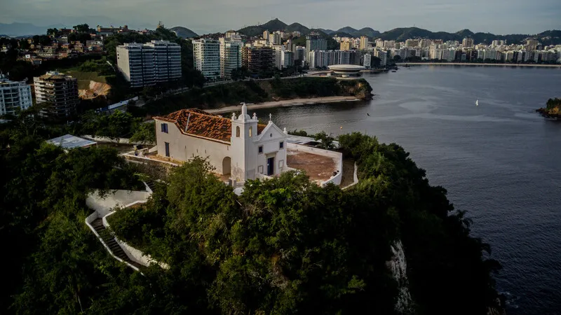 A história da Ilha da Boa Viagem começa em 1650 com a construção da Capela de Nossa Senhora da Boa Viagem