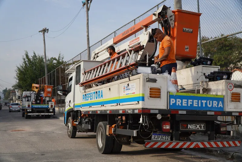 Durante o trabalho do Ilumina São Gonçalo por todo o município, estão sendo utilizados mais de 20 caminhões de iluminação pública