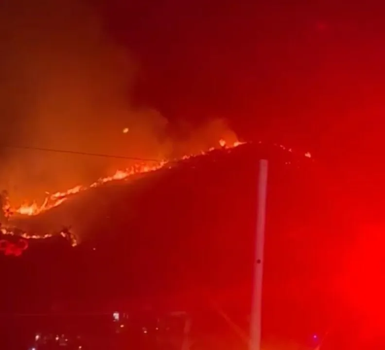 Fogo deixa a sensação de a noite estar 'avermelhada' na Zona Sul