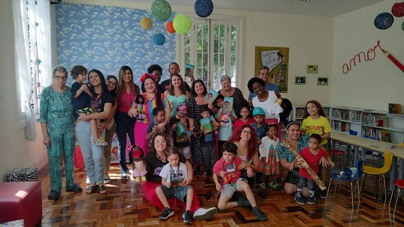 Encontro do Grupo TEAcolher em uma contação de histórias na Biblioteca de Niterói